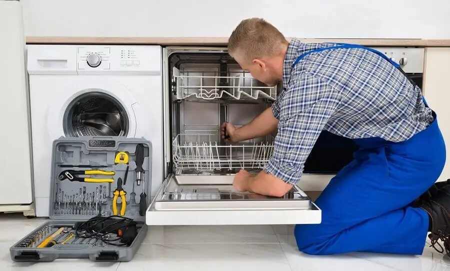 Çamlıdere Hotpoint servisi teknisyen ekibi beyaz eşya tamiri yaparken